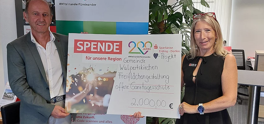 Füreinander und Miteinander: Regionalleiterin der Sparkasse Gudrun Königsbauer überreicht die Jubiläumsspende an Bürgermeister Josef Renner.